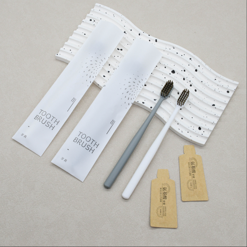 通货-灰白大头圆柱星光膜丽枫款（送纸袋牙膏）牙刷克重：全新料8克pp聚丙烯 刷毛：0.15mm咖棕火焰毛 牙膏：3g氨基酸牙膏 包装：12丝星光膜 孔数：31孔（1000/箱）整箱发货