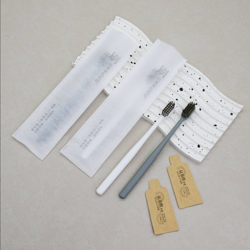 通货-灰白大头圆柱无纺布（送纸袋牙膏） 牙刷克重：全新料8克pp聚丙烯 刷毛：0.15mm咖棕火焰毛 牙膏：3g氨基酸牙膏 包装：三边封无纺布 孔数：31孔(1000/箱）整箱发货