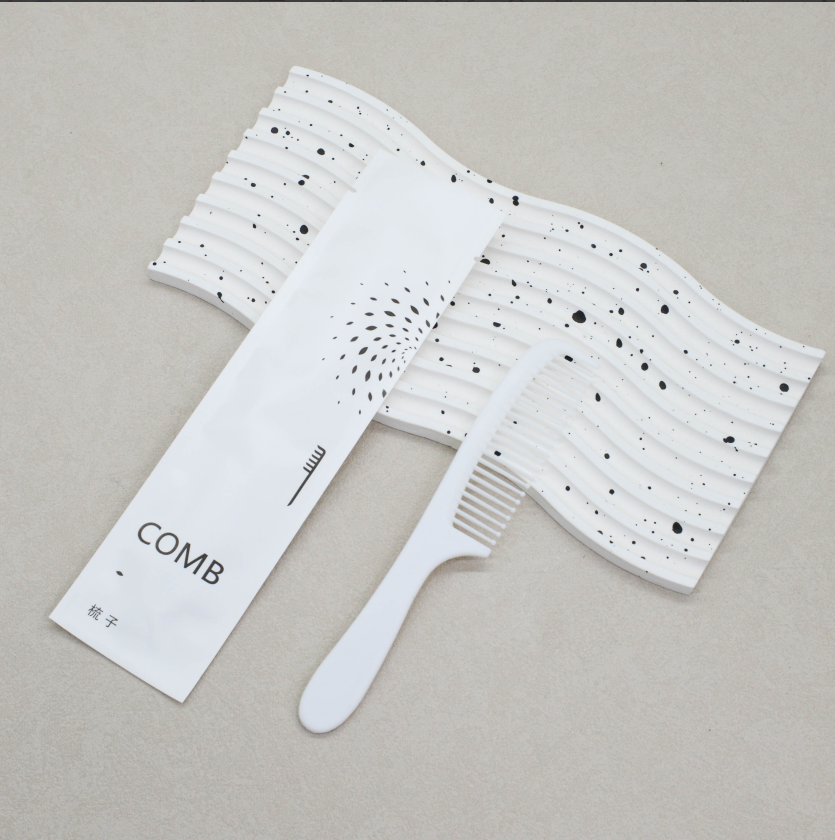 通货-白半月梳石头纸梳子克重：10克 梳子材质：全新料pp聚丙烯 包装：三边封石头纸（2000/箱）整箱发货