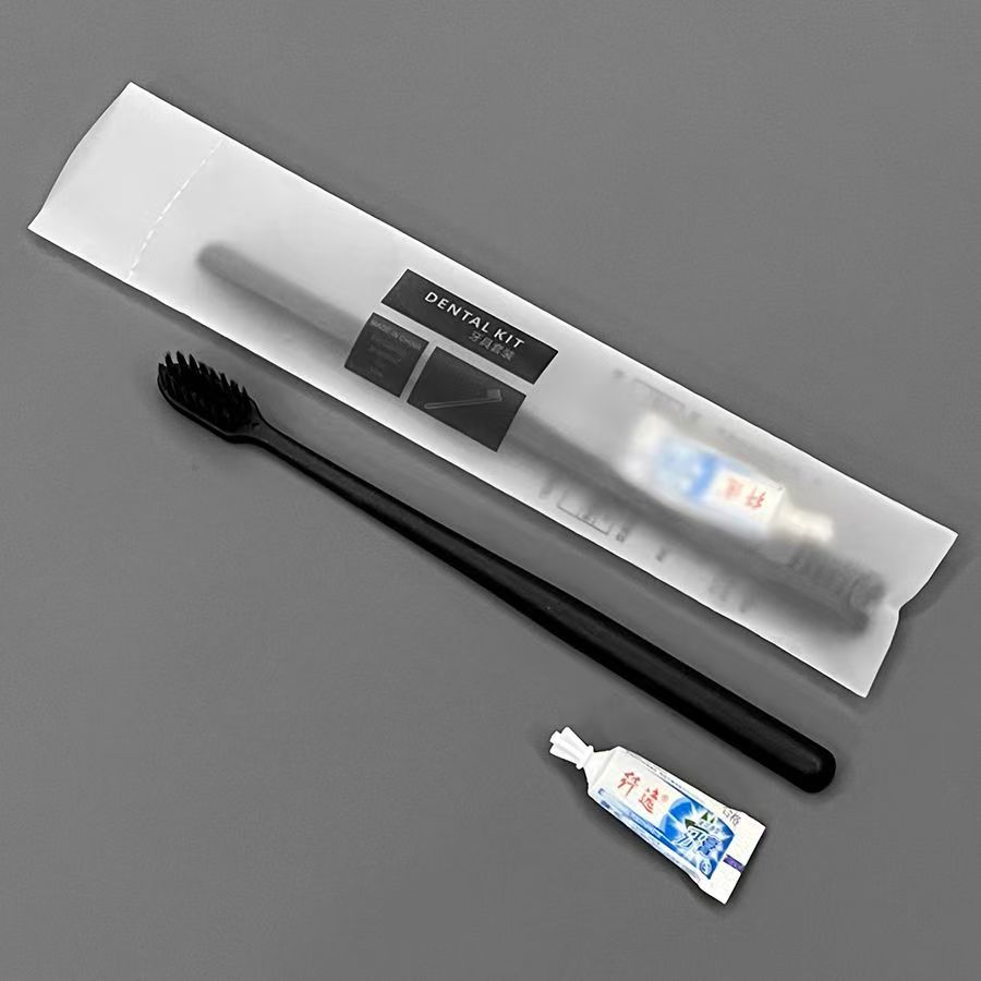 黑背空纤 逸带盖 黑标软膜牙刷：6.5克pp聚丙烯 刷毛：0.15mm咖棕火焰毛 牙膏：3克纤逸带盖牙膏 包装：6丝软膜 孔数：28孔