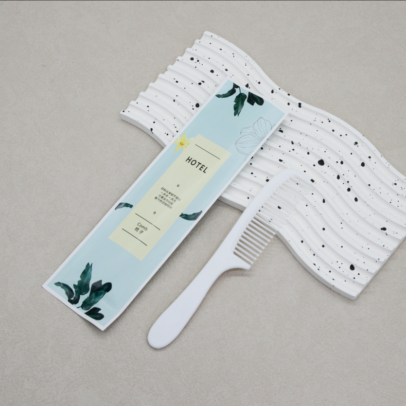 白半月梳环保涂层纸梳子克重：10克 梳子材质：全新料pp聚丙烯 包装：三边封环保涂层纸（2000/箱）整箱发货