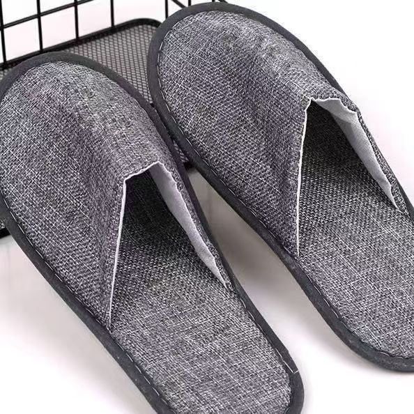 麻拖鞋鞋底：5mm柳叶纹原麻 帮面：灰麻布复合2mm海绵  盖面：灰麻布复合2mm海绵  包边条：无纺布包边  内衬：无纺布 颜色： 灰色