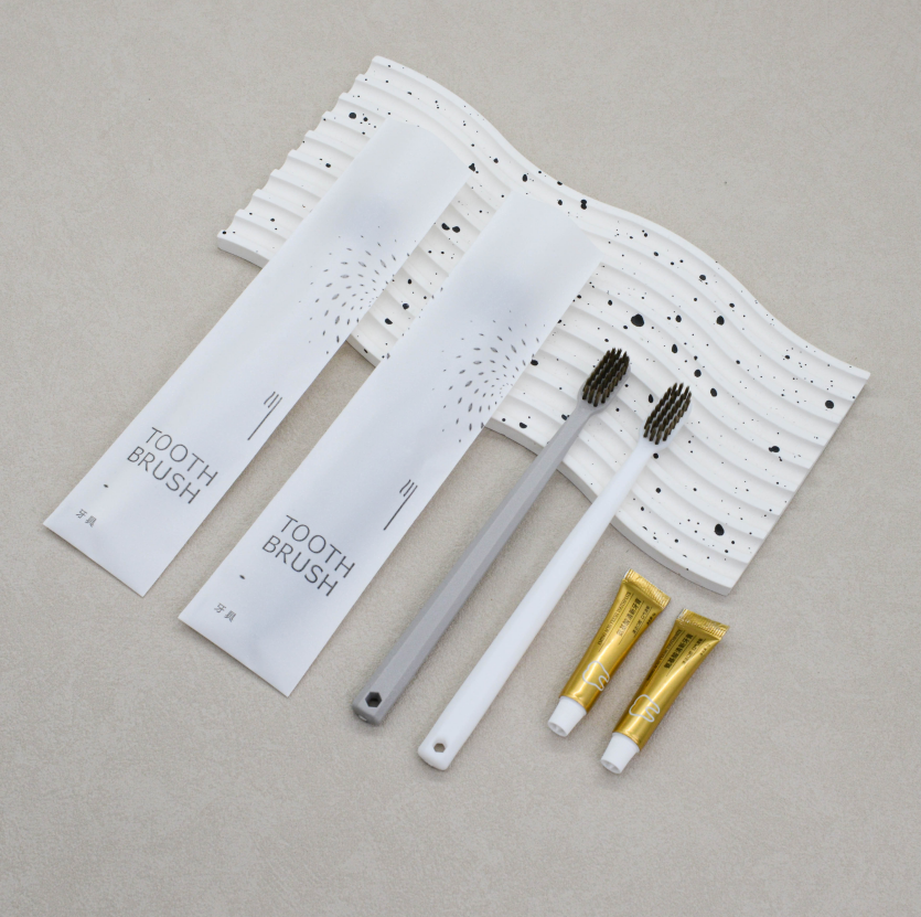 通货-灰白八角喷砂6g氨基酸星光膜丽枫款牙刷克重：全新料10克pp聚丙烯 刷毛：0.15mm咖棕火焰毛 牙膏：6g氨基酸牙膏 包装：12丝星光膜 孔数：31孔（1000/箱）整箱发货